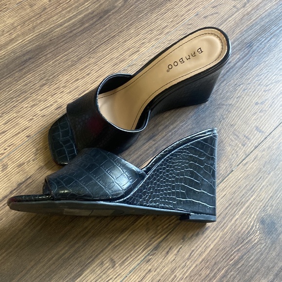 Bamboo Sandals - Picture 2 of 3